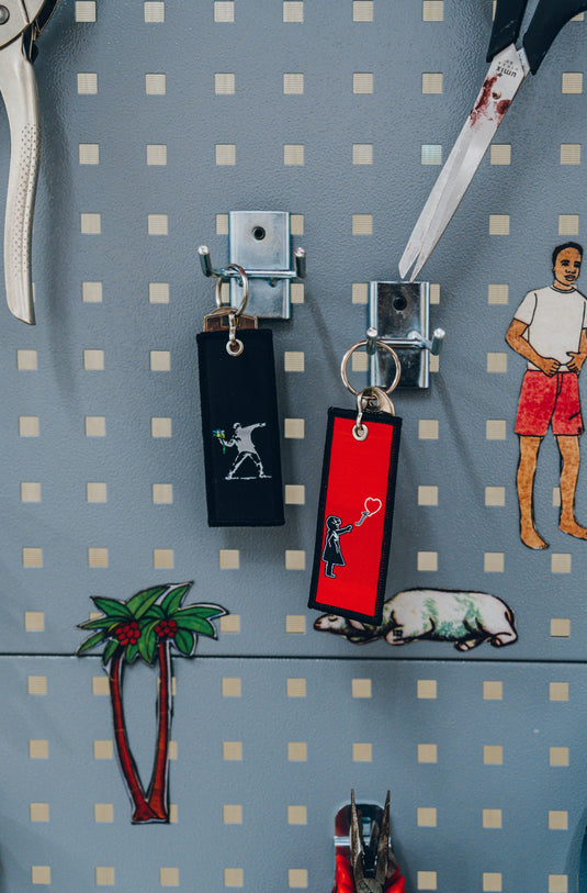 Stoff Schlüsselanhänger - Flower Thrower (Schwarz)