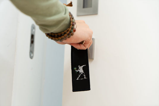 Stoff Schlüsselanhänger - Flower Thrower (Schwarz)