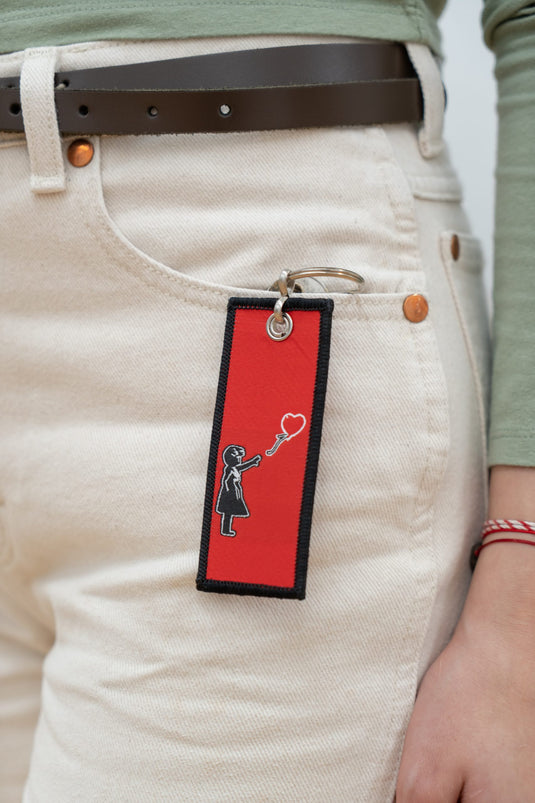 Stoff Schlüsselanhänger - Girl with Balloon (Rot)