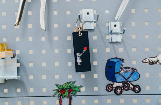 Stoff Schlüsselanhänger - Girl with Balloon (Schwarz)