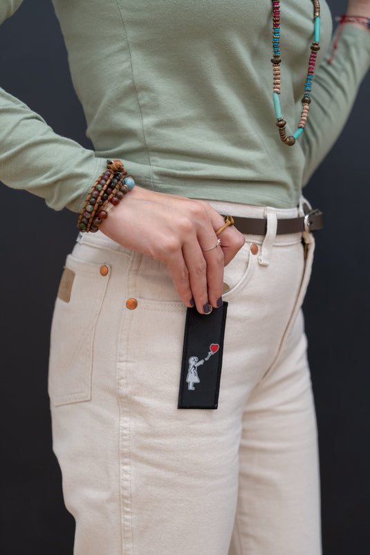 Stoff Schlüsselanhänger - Girl with Balloon (Schwarz)